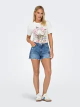 Remera blanca de algodón con cuello redondo y mangas cortas. Estampado frontal de calavera con flores y la frase "Take nothing for granted".