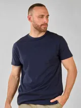 Remera gris de manga corta con cuello redondo y logo bordado pequeño en el pecho.