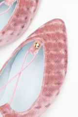 Bailarinas de terciopelo de seda rosa con diseño anudado al tobillo, trasera de terciopelo negro y borlas de ante negro. Incluye plantilla de piel y plantilla extra de lana intercambiable.