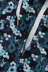 Short de baño con estampado floral en tonos azul y verde. Fabricado en tejido de secado rápido con protección UV 50.