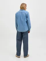 Jean baggy de tiro alto color azul denim, con fit holgado y diseño clásico de cinco bolsillos. Presenta un lavado rinse que le da un acabado limpio y suave.