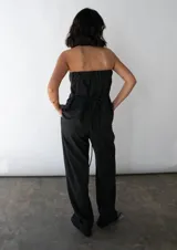 Pantalón sastrero negro de tiro alto con bolsillos y pretina trasera elastizada.