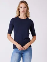 Buzo de punto fino color azul marino, con cuello redondo y mangas cortas.