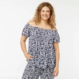 Blusa con escote bardot, estampado abstracto en azul y blanco, mangas cortas y cintura elástica.