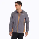 Cortaviento gris con detalles en naranja, ultra liviano, de secado rápido, con capucha y bolsillos internos.