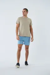 Short de baño celeste con estampado de líneas curvas en azul. Cuenta con cintura elástica con cordón ajustable, dos bolsillos laterales, un bolsillo trasero, suspensor interno y logo bordado.