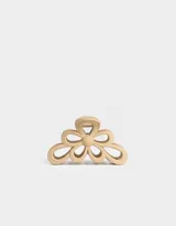 Broche para el pelo color beige con forma de flor.