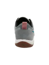 Zapatillas urbanas Hush Puppies modelo Rising Low, color gris con detalles en gris oscuro y rosa. Capellada textil impermeable, cordones rosas y suela de goma marrón.
