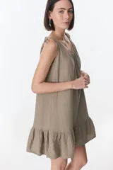 Vestido corto celeste con breteles finos y volados en el ruedo.