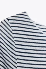 Camiseta de algodón a rayas horizontales azules y blancas, de corte ajustado, cuello barco y manga corta.
