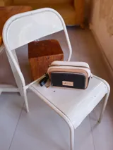 Bandolera rectangular combinada en color negro, beige y blanco, con correa larga regulable y bolsillo exterior con cierre.