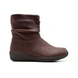 Botita de moda para clima frío, color marrón, con parte superior de cuero sintético tratado con 3M Scotchgard, forro de chenilla, cierre lateral, y plantilla Skechers Air-Cooled Memory Foam acolchada.