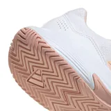 Championes deportivos Adidas Game Court 2, color blanco con detalles en rosado pálido en las tres franjas laterales, forro interior y suela exterior. Presentan una construcción de malla transpirable y refuerzos sintéticos.