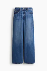 Pantalón de jean azul de tiro alto, corte wide leg y cinco bolsillos.