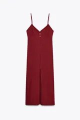 Vestido midi de lino color borgoña, con escote en pico, tirantes finos ajustables, botones frontales y abertura en el ruedo.