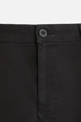 Pantalón chino azul marino, corte skinny fit, confeccionado en tejido de algodón con elasticidad. Cuenta con bolsillos frontales y traseros de vivo. Cierre frontal con cremallera y botón.