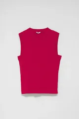 Top tejido fucsia sin mangas, con cuello redondo y corte ajustado.