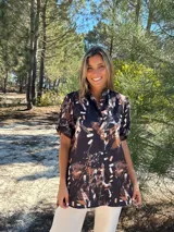 Camisa negra con estampado abstracto en tonos marrones y blancos, estilo kimono con cuello mao y mangas cortas.