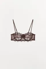 Bralette color marrón con aros, confeccionado en encaje floral con tirantes finos ajustables y cierre trasero con ganchos metálicos.