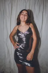 Vestido corto rojo brillante con escote halter y espalda descubierta.