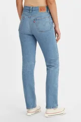 Pantalón de jean celeste con roturas en las rodillas, de corte recto y tiro alto.