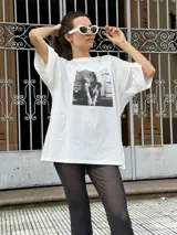 Remerón negro de corte holgado con estampa fotográfica en blanco y negro.
