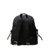 Mochila negra con estampado de labios y logo de la marca en rojo.