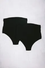 Pack de dos bombachas de algodón negro con cintura elástica y puntilla, diseñadas para brindar comodidad durante el embarazo y postparto.