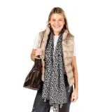 Pashmina negra con estampado de hojas en color gris claro y terminaciones con flecos.