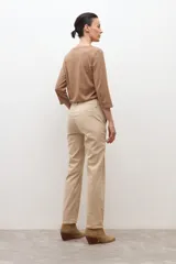 Pantalón chino color beige de corte recto.