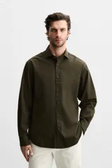 Camisa verde oscuro de corte regular, confeccionada en tejido de mezcla de algodón y lyocell. Tiene cuello italiano, manga larga con puños abotonados y cierre frontal con botones.