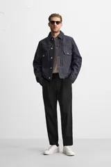 Pantalón negro de corte slim fit confeccionado en popelín de algodón.