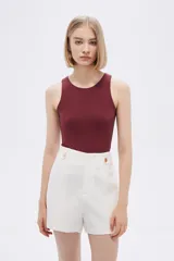 Body blanco sin mangas de poliamida, liso, al cuerpo, con broches y cuello halter.