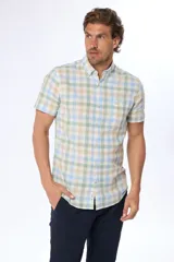 Camisa de manga corta con estampado a cuadros en tonos verde, beige y celeste. Modelo slim fit con bolsillo en el pecho.