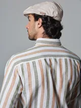 Gorra tipo newsboy de lino color celeste.