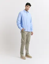 Pantalón de vestir color marrón claro, de corte recto y tiro medio.