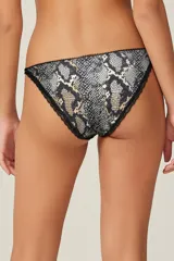 Tanga de encaje con estampado de serpiente en tonos negros y beiges, de corte femenino y ajuste cómodo.