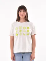 Remera blanca de algodón con estampado de limones y texto en azul.