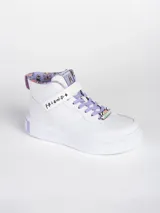 Zapatillas de caña alta blancas con cordones lilas y detalles estampados de la serie Friends. Presentan una tira con velcro con el nombre de la serie y un dije con el logo de Central Perk.