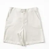 Bermuda de algodón y lino en color blanco, de tiro medio y calce relajado. Presenta un diseño minimalista con cierre frontal de botones y ganchito oculto en la cintura, además de prácticos bolsillos laterales.