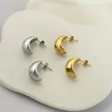 Par de caravanas plateadas con forma de media luna, de acero quirúrgico hipoalergénico con baño en oro 18K.