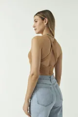 Top tejido color marrón, con escote en "V" y espalda cruzada.