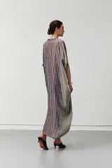 Túnica larga de verano con estampado de rayas onduladas en tonos azules, marrones y beige.