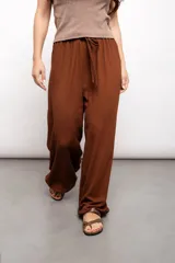 Pantalón ancho negro con elástico ajustable.