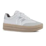 Championes urbanos blancos con detalles plateados y suela beige.