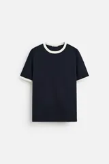 Camiseta azul marino de corte recto, con cuello redondo y mangas cortas. Presenta ribete blanco en cuello y mangas.