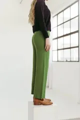 Pantalón de punto acanalado color rojo, de corte ancho y tiro alto.