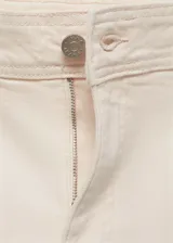Pantalón de jean color crudo, de corte culotte, tiro alto y bajo desflecado.