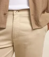 Pantalón de vestir color gris claro, de corte slim fit y largo cropped.