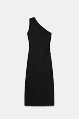 Vestido midi negro de punto, con escote asimétrico, manga sisa y aplique dorado en el hombro.